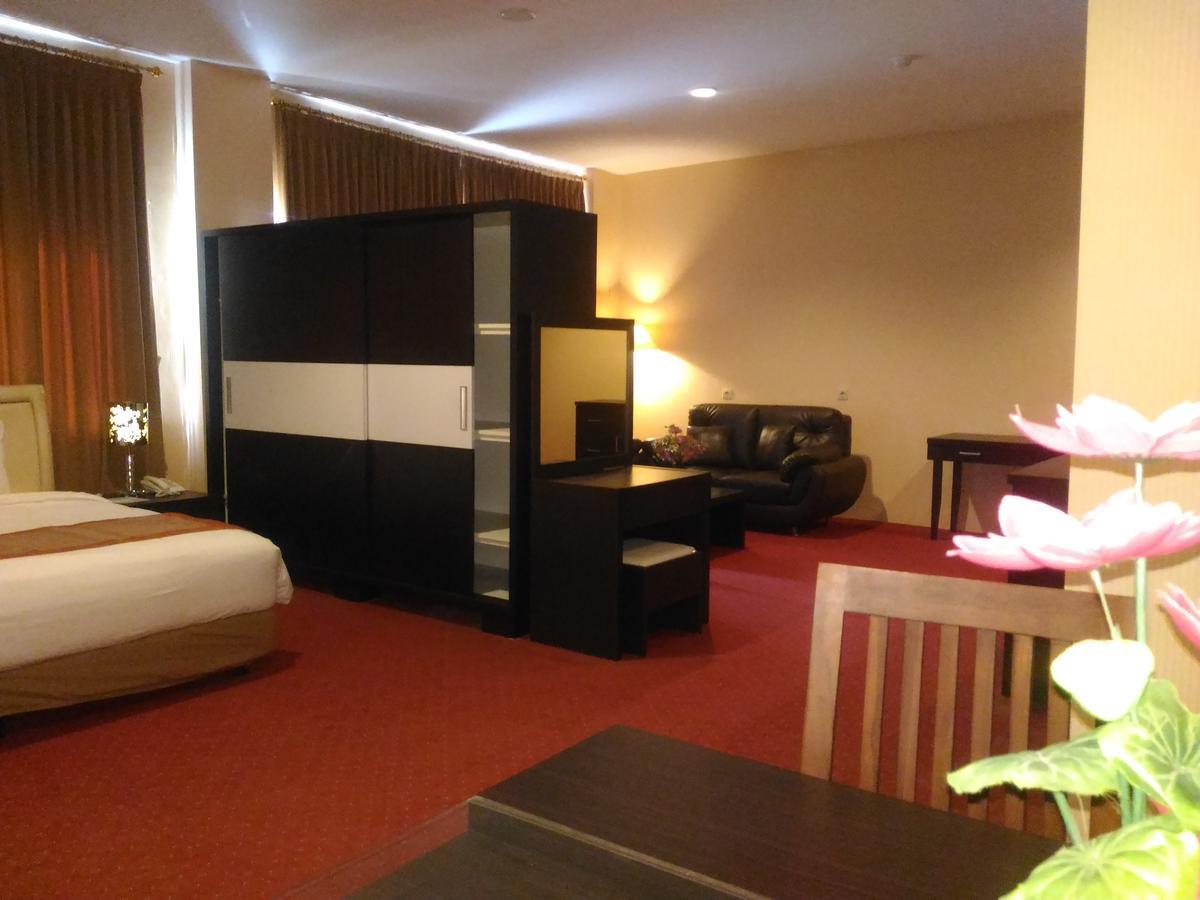 Grand Royal Taliwang Hotel Bagian luar foto