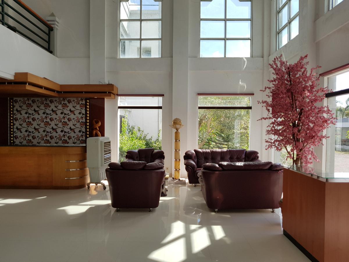 Grand Royal Taliwang Hotel Bagian luar foto